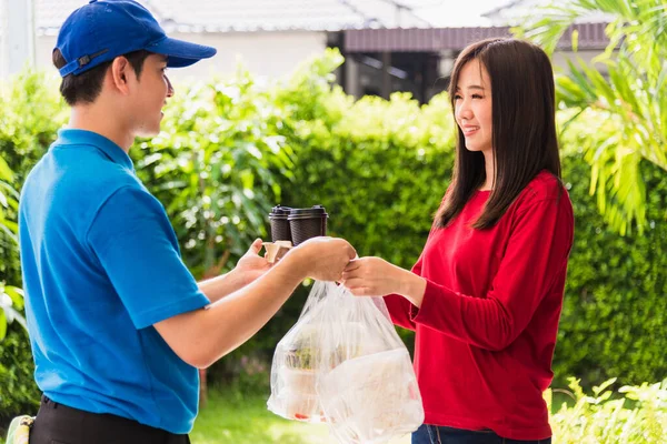 Asiatico Giovane Uomo Consegna Uniforme Blu Che Servizio Alimentari Dando — Foto Stock