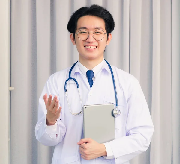 Retrato Close Feliz Asiático Jovem Médico Bonito Homem Sorriso Uniforme — Fotografia de Stock