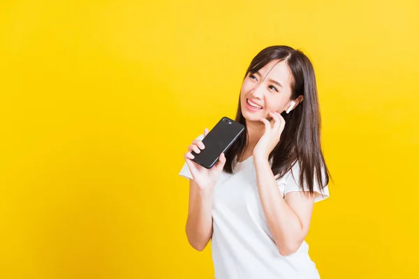 Retrato Asiático Uma Bela Mulher Feliz Segurando Telefone Inteligente Móvel — Fotografia de Stock