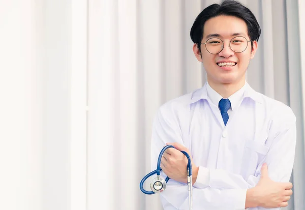 Retrato Close Feliz Asiático Jovem Médico Bonito Homem Sorrindo Uniforme — Fotografia de Stock