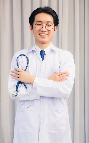 Portrait Nahaufnahme Von Happy Asian Junger Arzt Schöner Mann Lächelt — Stockfoto