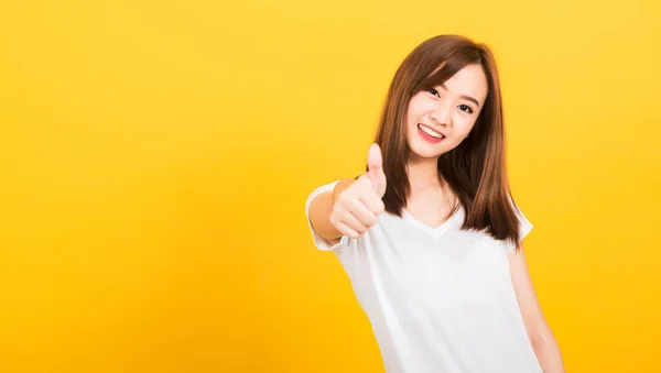 Asiático Feliz Retrato Bonito Jovem Mulher Adolescente Desgaste Shirt Mostrando — Fotografia de Stock