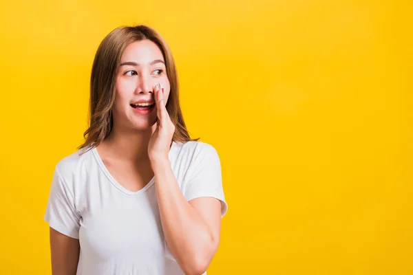 Asiática Tailandesa Feliz Retrato Hermosa Joven Mujer Pie Usar Camiseta — Foto de Stock