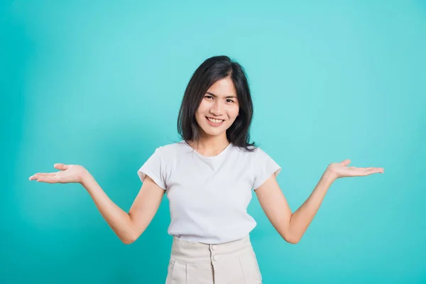 Retrato Asiático Hermosa Joven Mujer Pie Usar Camiseta Ella Mostrando — Foto de Stock