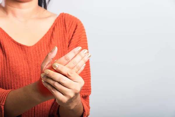 Close Hand Van Aziatische Vrouw Houdt Haar Acute Pijn Pols — Stockfoto