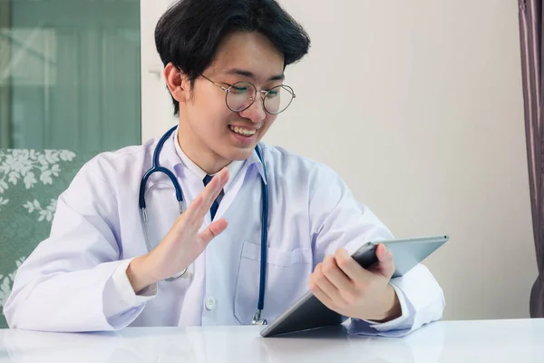 Glückliche Junge Asiatische Arzt Gutaussehende Mann Uniform Tragen Brille Heben — Stockfoto