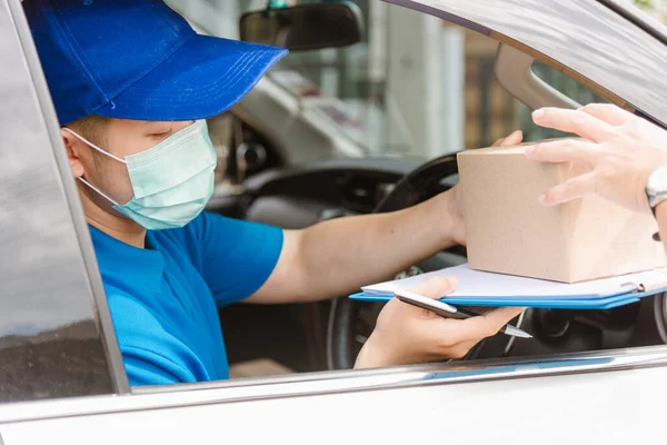 Aziatische Koerier Jongeman Bestuurder Bestelwagen Het Geven Van Pakketpost Dozen — Stockfoto