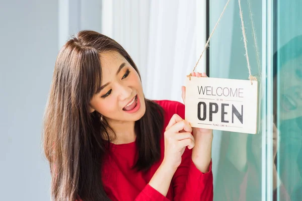 Asiático Jovem Mulher Feliz Sorrindo Ela Notar Placa Madeira Sinal — Fotografia de Stock