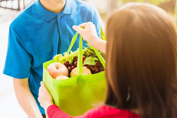 Asiatique Jeune Livreur Uniforme Faisant Service Épicerie Donnant Des Légumes — Photo