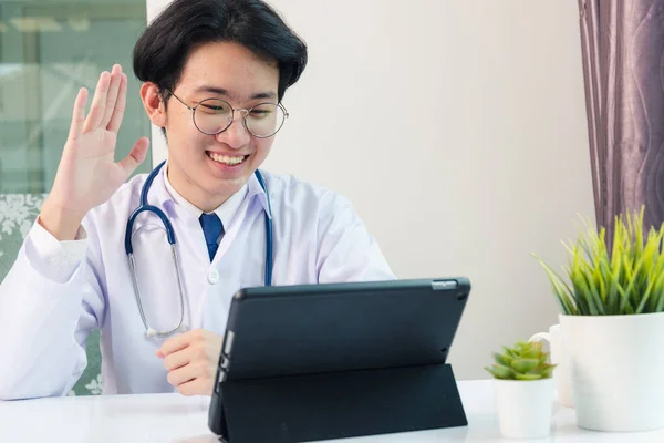 Glückliche Junge Asiatische Arzt Gutaussehende Mann Uniform Tragen Brille Heben — Stockfoto