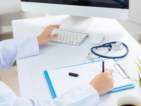 Mediziner Arbeiten Auf Dem Schreibtisch Nahaufnahme Von Stethoskop Hand Einer — Stockfoto