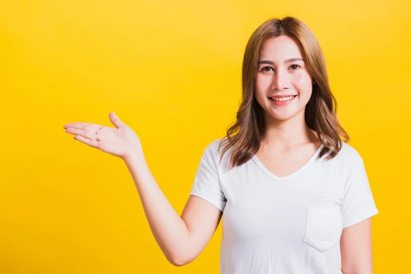 Asiática Tailandesa Feliz Retrato Hermosa Linda Mujer Joven Pie Llevar — Foto de Stock