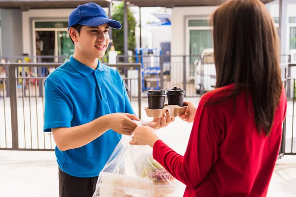 Asiatischer Junger Liefermann Blauer Uniform Macht Lebensmittelgeschäft Service Gibt Reisfutterboxen — Stockfoto