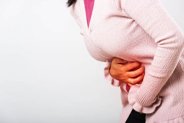Mulher Asiática Doente Tem Dor Estômago Mantém Mãos Abdômen Parte — Fotografia de Stock