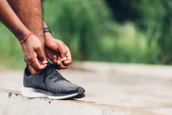 近视亚洲田径运动员黑衣人踩着看台走在人行道上试鞋跑鞋准备慢跑和跑到户外街道健康公园 健康锻炼的理念 — 图库照片