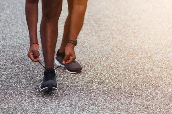 Menutup Pelari Asia Olahraga Kulit Hitam Berdiri Mencoba Sepatu Lari — Stok Foto