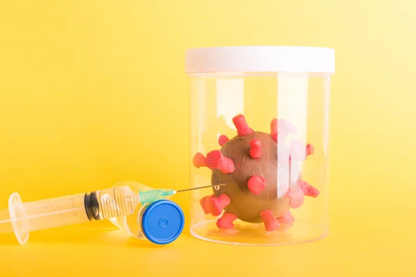 根据Covid 19的医学概念 监狱可预防瓶装 疫苗和注射器中的塑料细胞病毒 用于考兰病毒和流感病毒的实验室研究 — 图库照片