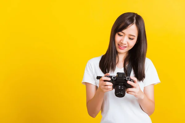 Portret Van Gelukkige Aziatische Mooie Jonge Vrouw Fotograaf Recenseren Foto — Stockfoto