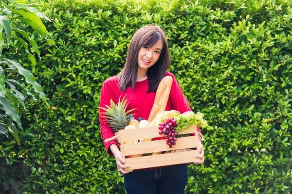 Retrato Asiático Bela Jovem Agricultor Ela Sorrir Segurando Alimentos Frescos — Fotografia de Stock