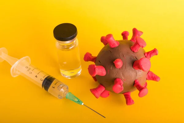 卡洛纳韦病毒瓶疫苗 卡洛纳韦病毒和流感疫苗注射器 黄底分离试剂盒 大流行病Covid 19医疗健康 — 图库照片
