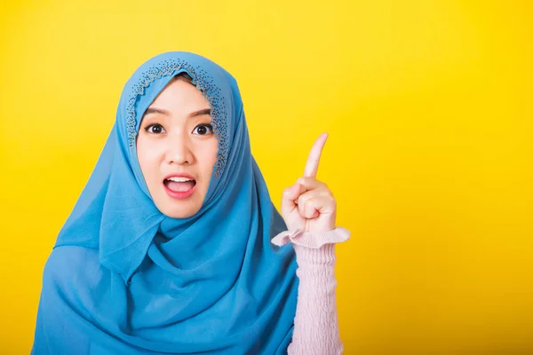 アジア系ムスリムアラブ人 幸せな美しい若い女性の肖像イスラム教の宗教的な摩耗ベールヒジャーブ面白い笑顔彼女は肯定的な表現を指で指しています — ストック写真