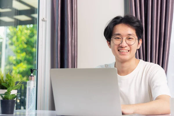 Feliz Asiático Joven Negocio Guapo Hombre Sonrisa Trabajo Desde Casa —  Fotos de Stock