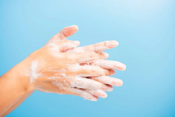 Close Lichaamsverzorging Aziatische Jonge Vrouw Wassen Handen Met Zeep Hebben — Stockfoto