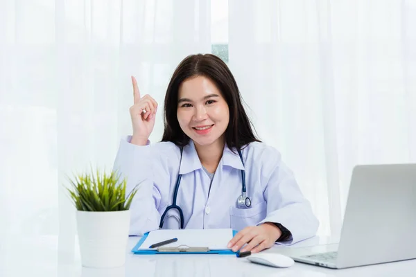 Asian Doctor Young Beautiful Woman Smiling Using Working Laptop Computer — Stock Photo, Image