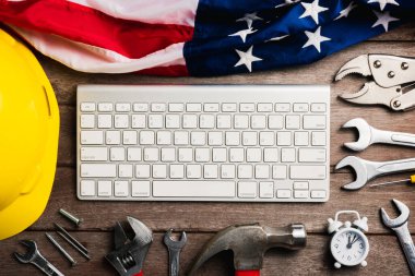 Amerika İşçi Bayramı 'nız kutlu olsun. Amerikan bayrağı ve klavyeli farklı anahtarlar. Eylül 'ün ilk pazartesi günü, işçi hareketinin kurulması ve Amerikan işçilerinin sosyalleşmesi.