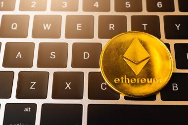 Dizüstü bilgisayar, elektronik para dünyası, engelleme zinciri ve para kripto para birimi (kripto para birimi) konsepti üzerinde altın eter madeni paralar veya Ethereum ağ değişimi