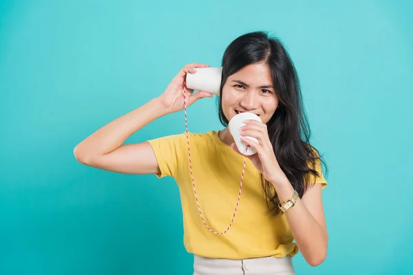 Portre Mutlu Asyalı Genç Kadın Gülümsüyor Beyaz Dişler Sarı Tişört — Stok fotoğraf