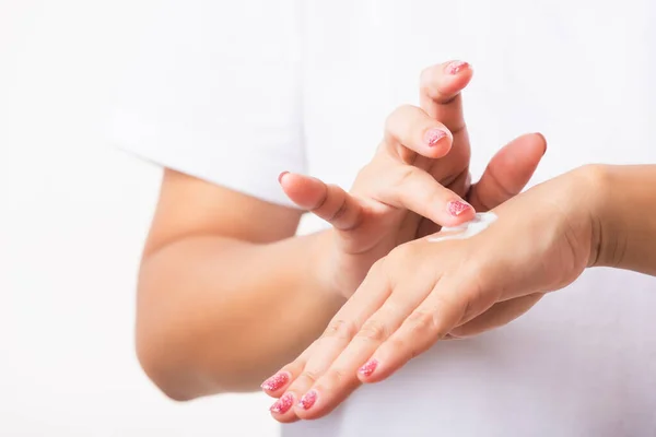 年轻的亚洲女子在手掌皮肤手后涂上乳液 化妆品 润肤霜 工作室拍摄白色背景 医疗保健 医疗及卫生肌肤护理概念 — 图库照片