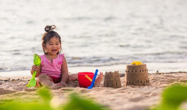 Feliz Diversión Niño Asiático Linda Niña Jugando Arena Con Herramientas — Foto de Stock