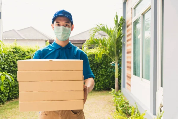 Asiatische Junge Zusteller Kurier Senden Und Halten Fast Food Pizza — Stockfoto