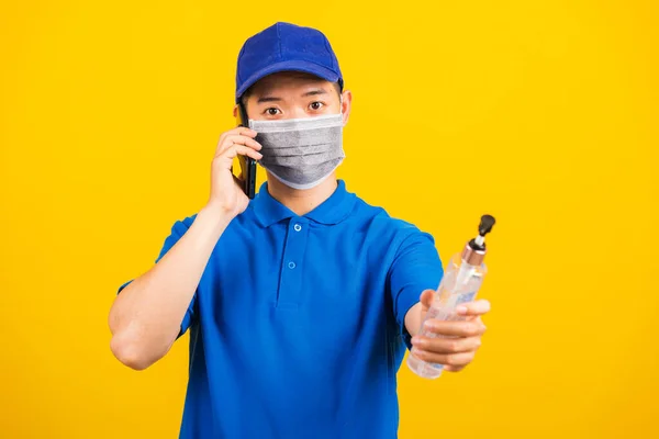 Asiático Joven Guapo Repartidor Hombre Usando Mascarilla Protectora Celebración Alcohol —  Fotos de Stock