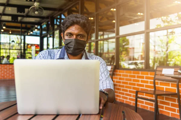 Feliz Asiática Mano Negro Hombre Persona Sentado Trabajando Con Ordenador — Foto de Stock