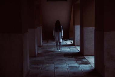 Korkunç kadın hayalet evde duruyor, Cadılar Bayramı konsepti.