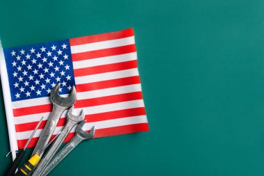 İşçi bayramı konsepti, koyu yeşil üzerine Amerikan bayrağı olan farklı türde anahtarlar. Eylül 'ün ilk pazartesi günü, işçi hareketi oluşturuldu ve Amerikan işçilerinin sosyal ve ekonomik başarılarına adandı.