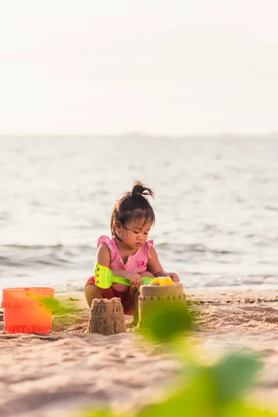 Feliz Diversión Niño Asiático Linda Niña Jugando Arena Con Herramientas — Foto de Stock