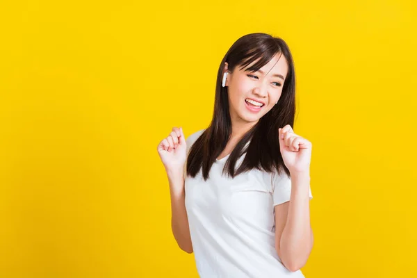 Retrato Asiático Una Feliz Hermosa Mujer Joven Usar Auriculares Inalámbricos —  Fotos de Stock