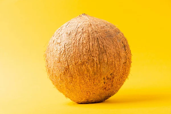 Happy Coconuts Day Konzept Ganze Kokosnuss Studioaufnahme Isoliert Auf Gelbem — Stockfoto