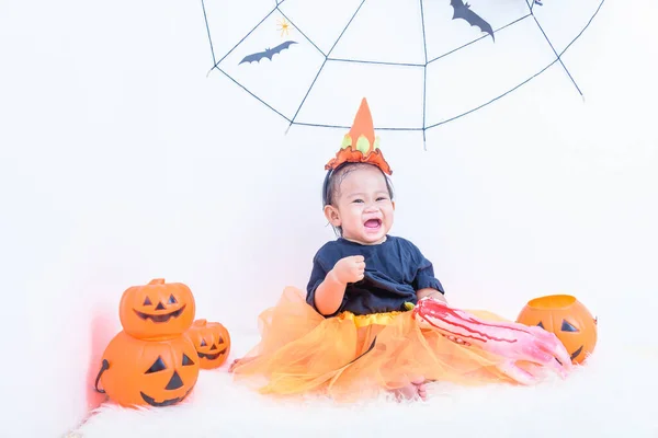 Смешно Счастливая Маленькая Милая Маленькая Девочка Костюме Хэллоуина Тыквой Джек — стоковое фото