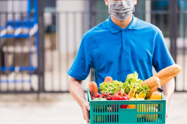 Ασιατικό Μπακάλικο Delivery Man Φορώντας Μπλε Στολή Και Μάσκα Προσώπου — Φωτογραφία Αρχείου