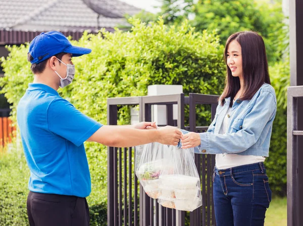 Asian Young Delivery Man Wear Face Mask Making Grocery Service — Stock Photo, Image