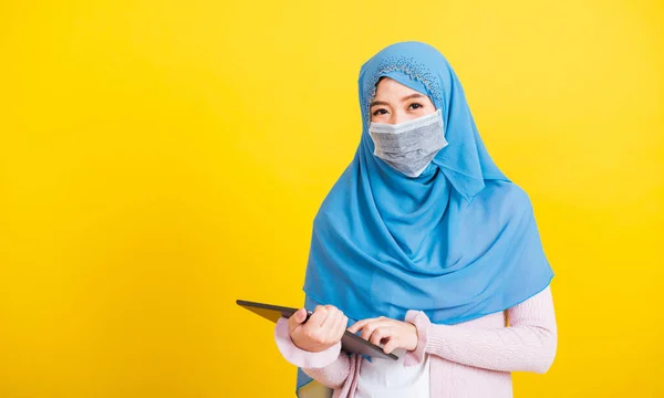 亚洲穆斯林阿拉伯裔穆斯林 美丽的年轻女子的形象的伊斯兰宗教戴头巾头巾戴头巾戴口罩戴口罩保护她的检疫者疾病 — 图库照片