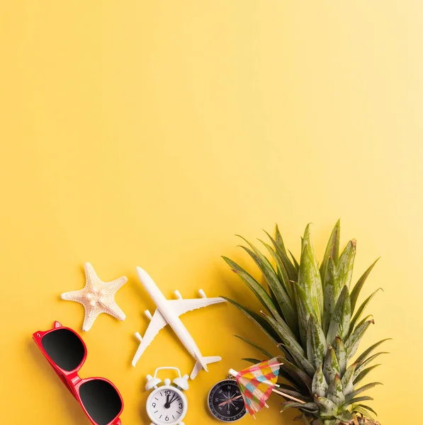 庆祝夏季菠萝日的概念 顶部平躺着有趣的菠萝 太阳镜 模型飞机 海星和时钟警报隔离黄色背景 热带的假日夏季 — 图库照片