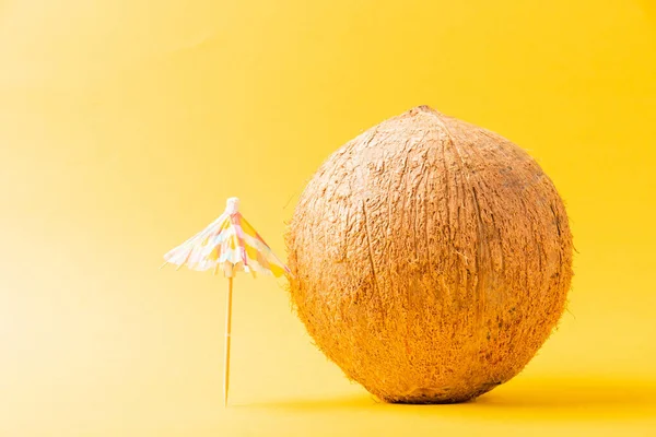 Happy Coconuts Day Konzept Ganze Kokosnuss Und Sonnenschirm Studio Aufnahme — Stockfoto