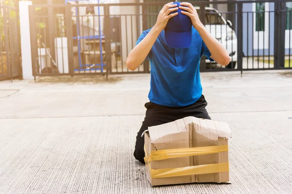 Asiatico Giovane Uomo Consegna Uniforme Blu Emotivo Caduta Corriere Tenere — Foto Stock