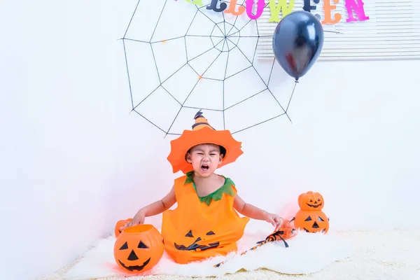 Pequeno Menino Bonito Kid Traje Halloween Abóbora Laranja Ele Sentado — Fotografia de Stock