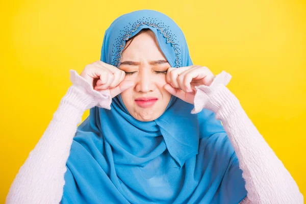 アジアのイスラム教徒アラブ 幸せな美しい若い女性の肖像宗教的な摩耗ベールヒジャーブ彼女の悲しい泣いて使用して手を拭く涙で彼女の目 スタジオは コピースペースと黄色の背景に隔離されたショット — ストック写真